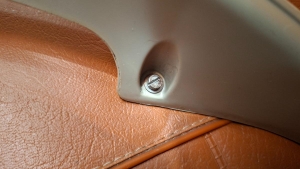 Cherche vis fixation accoudoir