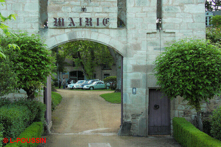 Parking Panhard Only dans le parc de la Mairie d'EGUZON