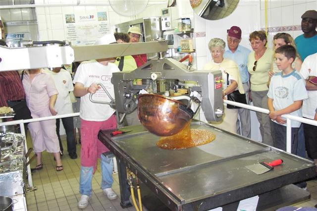 Visite à la confiserie des Hautes Vosges, avec les commentaires de Mme Casse Bonbon