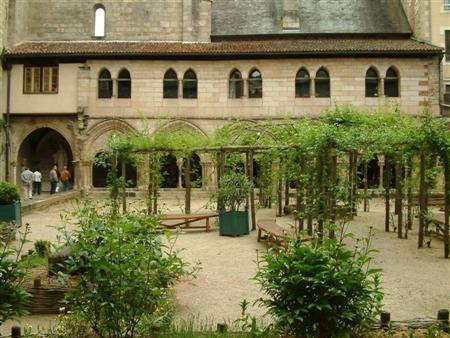 Le cloître attenant à la cathédrale du XIIe 